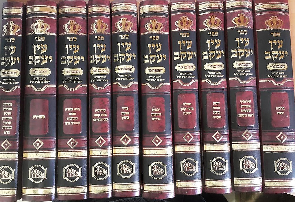 8352